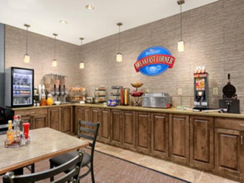 Food and beverages, Baymont by Wyndham Minot in Minot (ND)