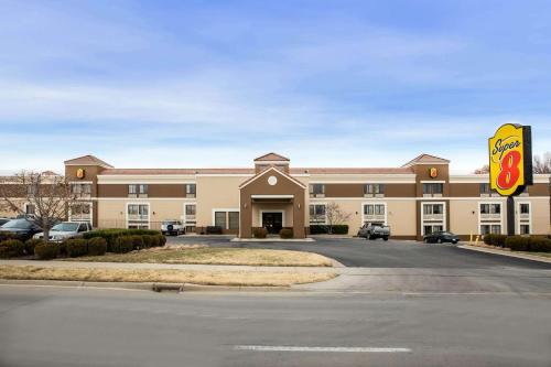 Super 8 by Wyndham Wichita East