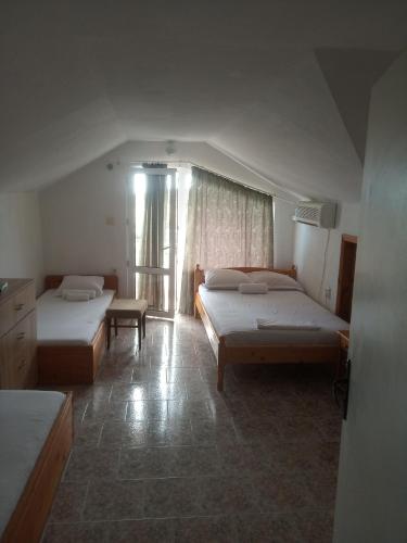 2 bedrooms, 5 beds