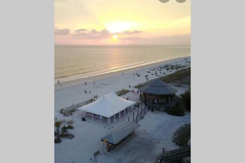 Luxury beach condo located on the bay in a Tropical Oasis!!!