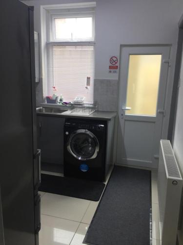 Dane Guest House Free Parking Fast WiFi Modern Living in เบิร์นเลย์