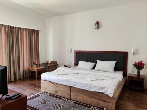 Double Room with Balcony image 5