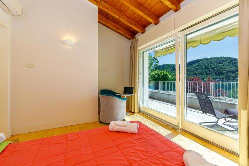 Guestroom, Villa Ninfea Pied Dans L'eau - Happy Rentals in Comabbio