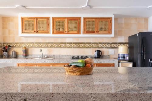 Fresh 2BR Colonial Apartment with Jacuzzi at Centro Amurallado