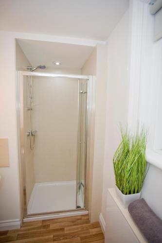 Alma Apt - 2 Bedrooms - Lovely Garden and Free Parking