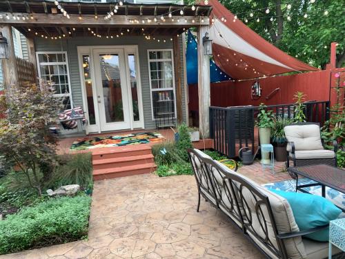 Vacation Home 5 Mins to Down Town 2 Bedrooms 2 Baths Garden Area Hot Tub in Nashville, USA