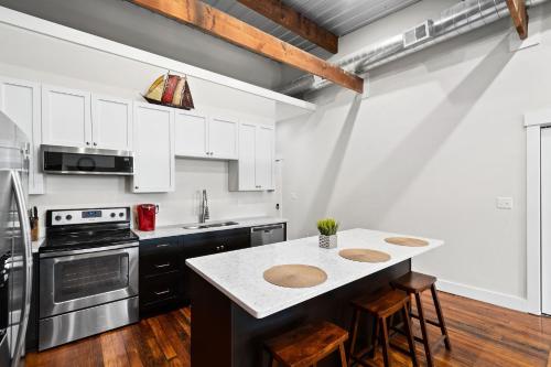 Berry Cute Loft- Downtown Close to everything - image 5