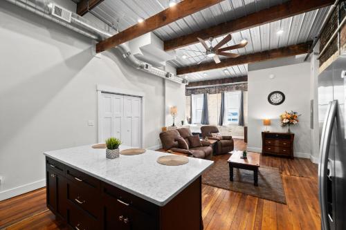 Berry Cute Loft- Downtown Close to everything - image 6