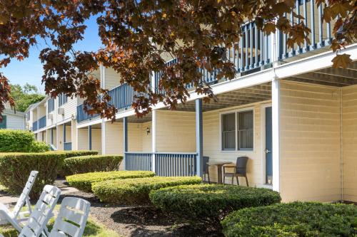 外部景觀, 殖民旅館 (Colonial Inn) in 奧甘奎特 (ME)