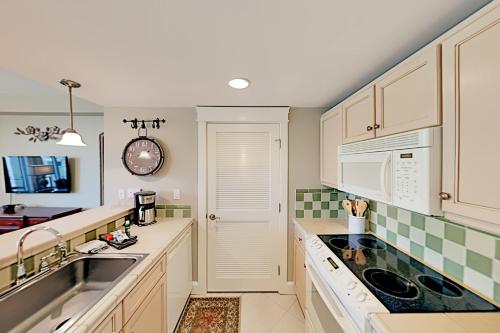 Exceptional Vacation Home in Miramar Beach condo - image 7