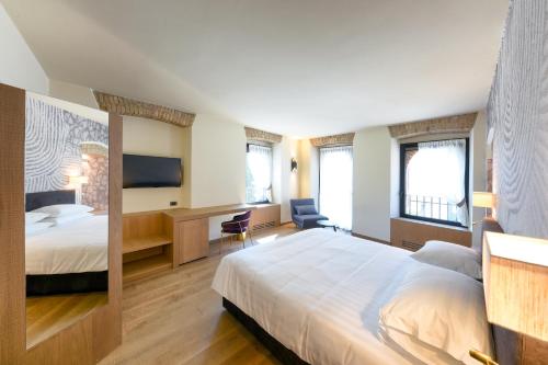 1 queen bed, 1 twin bed