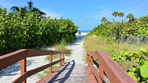 Siesta Beach House by Tropical Sands Accommodations - image 6