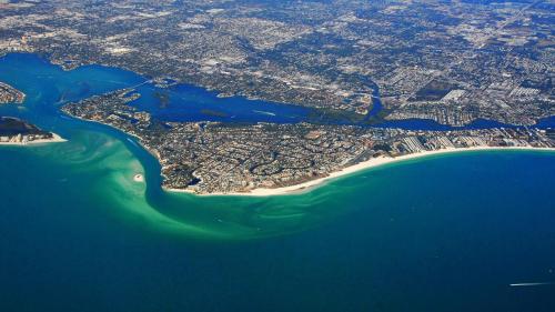 Siesta Beach House by Tropical Sands Accommodations - image 10