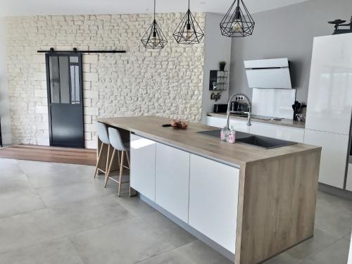 Konyha, Villa Exceptionnelle Piscine et Jardin privé Séjour Haut de gamme proche La Rochelle (Villa Exceptionnelle Piscine et Jardin prive Sejour Haut de gamme proche La Rochelle) in Sainte Soulle
