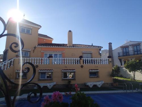 Superb large family villa w heated pool and games room