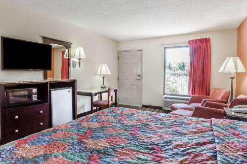 Days Inn by Wyndham Sanford - image 9