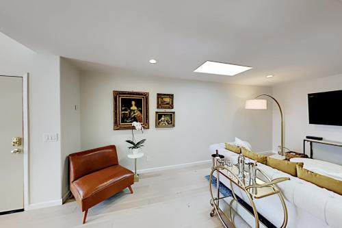 Upscale Beach Retreat - Walk to Coast & Eateries Duplex - image 5