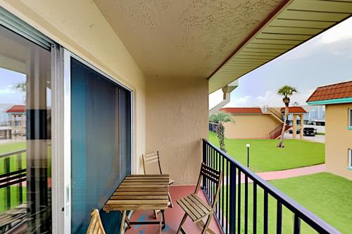 Pelican Inlet - Top Floor Corner - Walk to Beach! condo - image 3