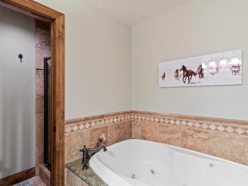 3 BDR Condo Close to Bus Stop Near Main St - image 6