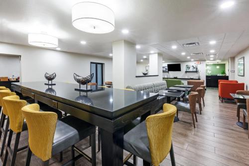 ห้องส่วนกลางสำหรับนั่งเล่น/ดูทีวี, Comfort Inn Sherman in เชอร์แมน (TX)