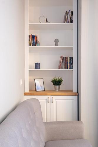 Designer & Cozy 2BD Flat with a parking in the city center by Flat Mаnager, Sofia (Foto 10)