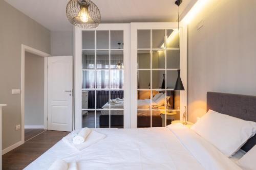 Designer & Cozy 2BD Flat with a parking in the city center by Flat Mаnager