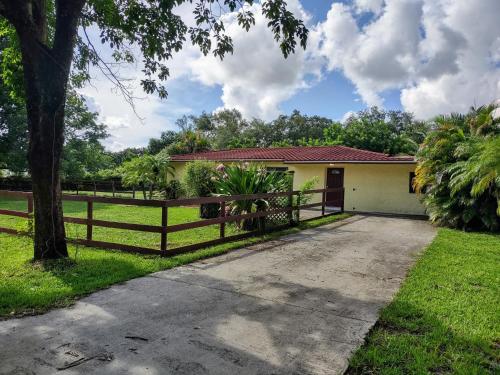 Sunshine Acre. King Master Suite & BIG YARD