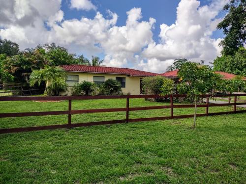 Sunshine Acre. King Master Suite & BIG YARD