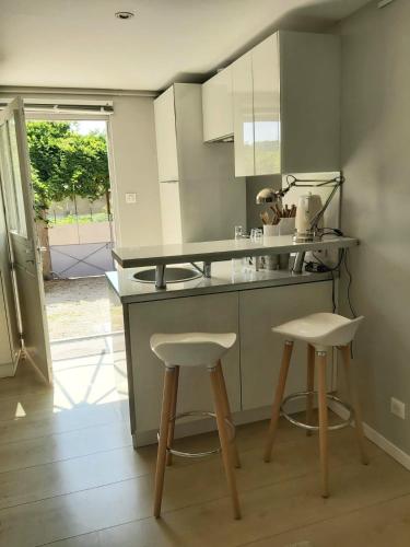 Kitchen, Charmant Studio sur cour a LYON 9e Mont d'or in Other