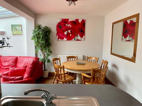 Somers House - pet friendly & parking photo 1
