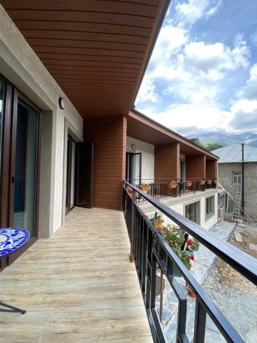 陽台/露台, Galash-R in 梅斯蒂亞