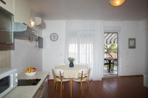 Family apartment on Figarola beach
