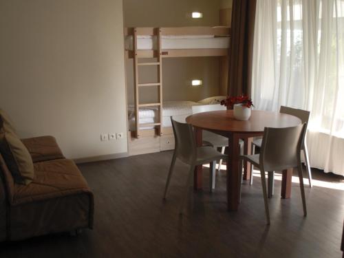 1 queen bed, 1 double bed, 1 twin bed