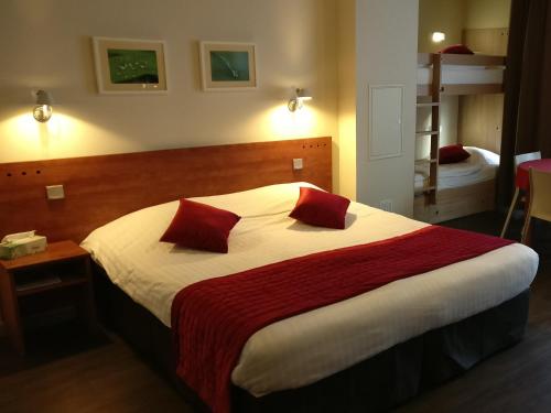 1 queen bed, 1 twin bed