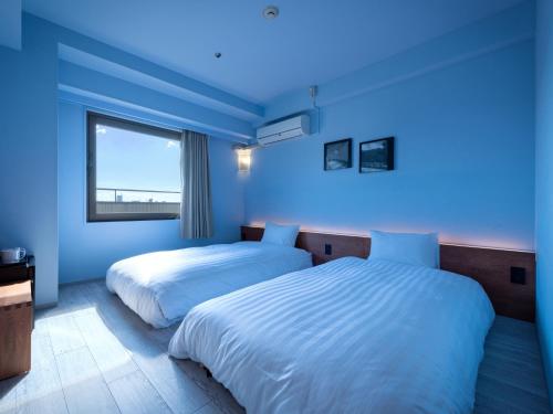 Standard Twin Room image 9