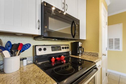 Beachside Escape Charming Maravilla Beach Condo Spacious Patio Balcony Close to Pool and Steps A - image 8