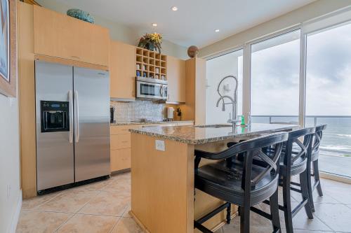 Seas the Day in this Luxury Condo at Diamond Beach Ocean Views Incredible Pools Amenities in Galveston, USA