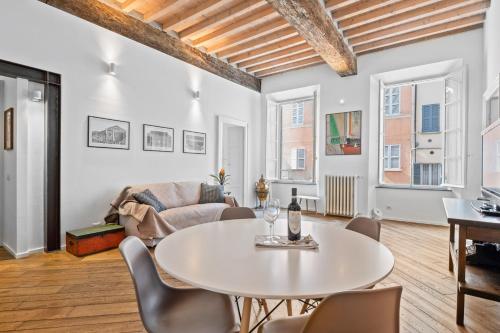 . GuestHost - Palazzo della Pilotta Roomy and Quiet Flat