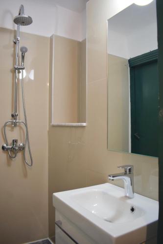 Stylish, Basement Studio with Roof Top Access - EP9B, Athènes (photo 8)