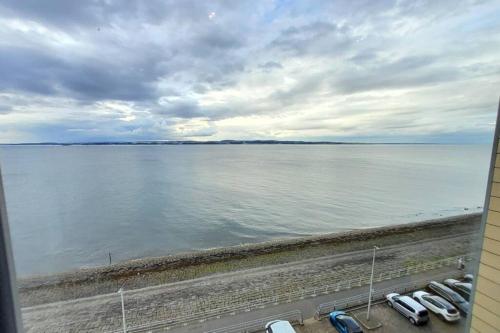 2 Bed Aprtmt- Waterfront 5 Beds Parking - image 3