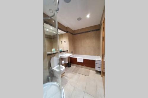 2 Bed Aprtmt- Waterfront 5 Beds Parking - image 10