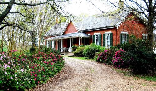 . Glenfield Plantation Historic Antebellum Bed and Breakfast