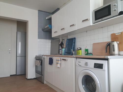 Kitchen, Calm appartement with view, equipped for groups in Sarcelles