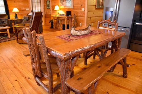 HOOTIN' HOLLER cabin - main image
