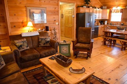 HOOTIN' HOLLER cabin - image 6