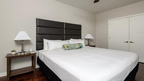 CozySuites Gorgeous 1BR 1BA Apartment Downtown - image 5