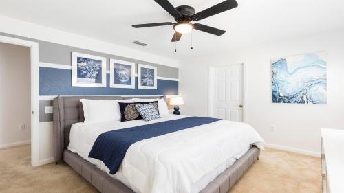 6BR Disney Getaway Villa w Pool SPA in Orlando, USA