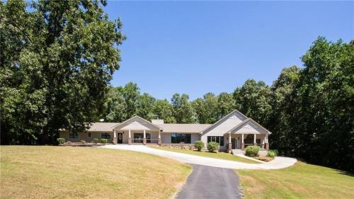 Pool Resort Near Atlanta with All Amenities Needed for Long Term Stays
