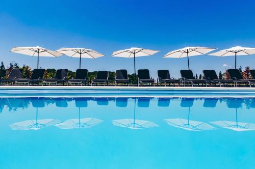 Peldbaseins, YOUness WELLness Clinic & Retreats in Bolovani