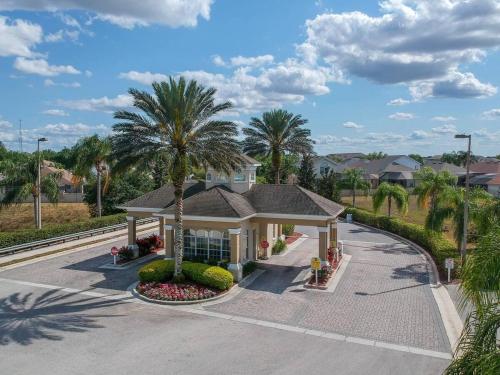 3 Bedroom Resort Style Condo, 3 Miles to Disney! in Kissimmee, USA